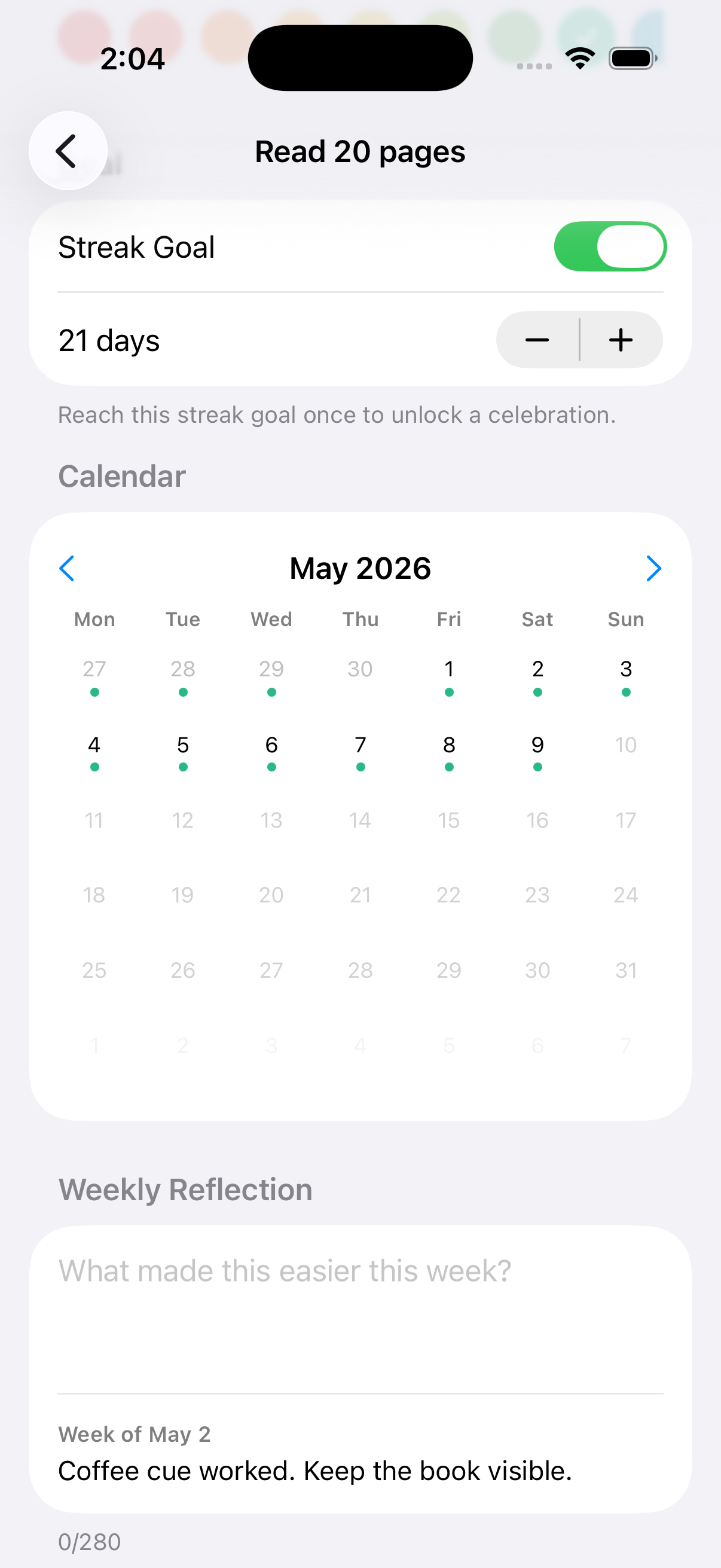Habit detail screen showing a streak goal, calendar, and weekly reflection.